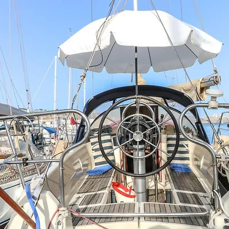 Botel Sailboat Xperience Pasito Blanco