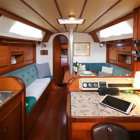 Botel Sailboat Xperience *