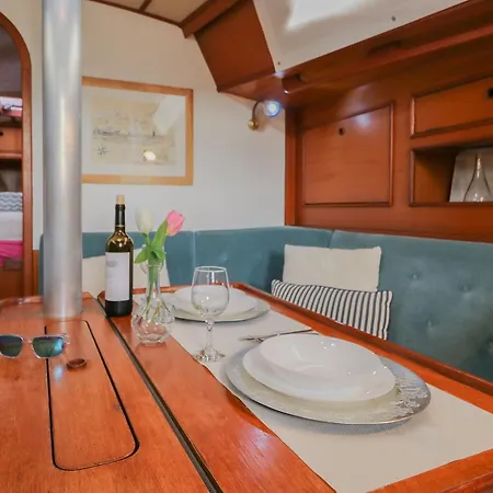 Botel Sailboat Xperience Pasito Blanco
